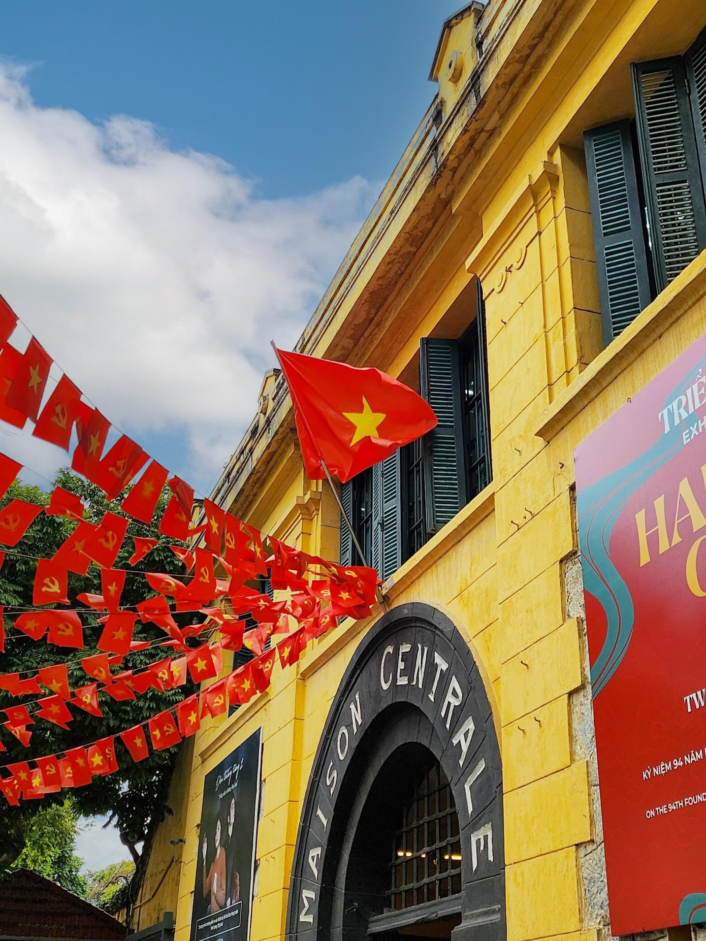 Cờ trang trí bay phấp phới trước Di tích Nhà tù Hỏa Lò. Cờ trang trí bay phấp phới trước Di tích Nhà tù Hỏa Lò.