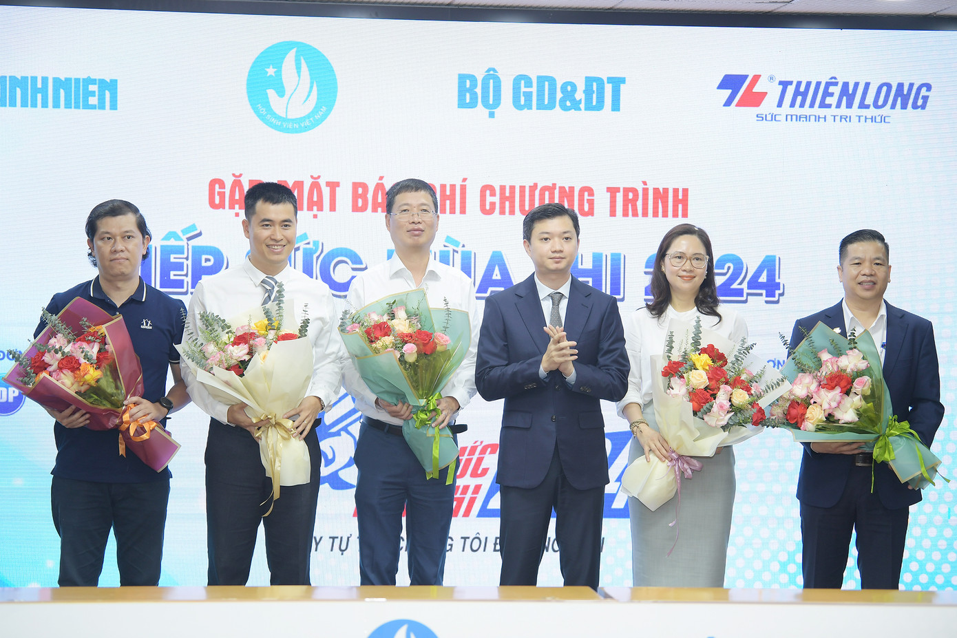 Đại diện Ban Tổ chức chương trình tặng hoa các đơn vị đồng hành. Ảnh: DƯƠNG TRIỀU