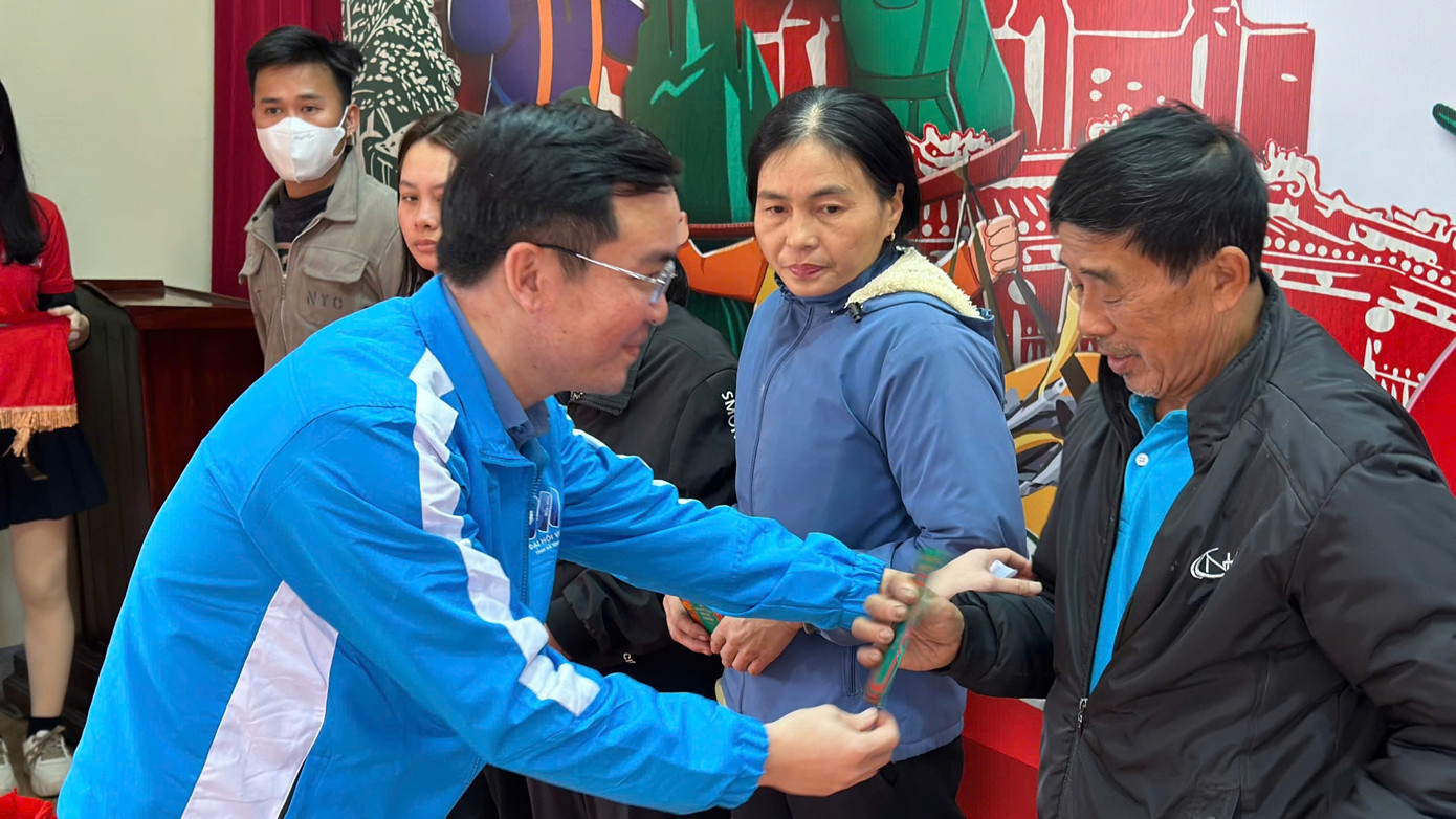 200 suất quà đã được gửi tặng người dân các xã vùng biển TP Hà Tĩnh nhằm tôn vinh sự tận tụy và đóng góp của họ với sự phát triển và toàn vẹn lãnh thổ của đất nước.