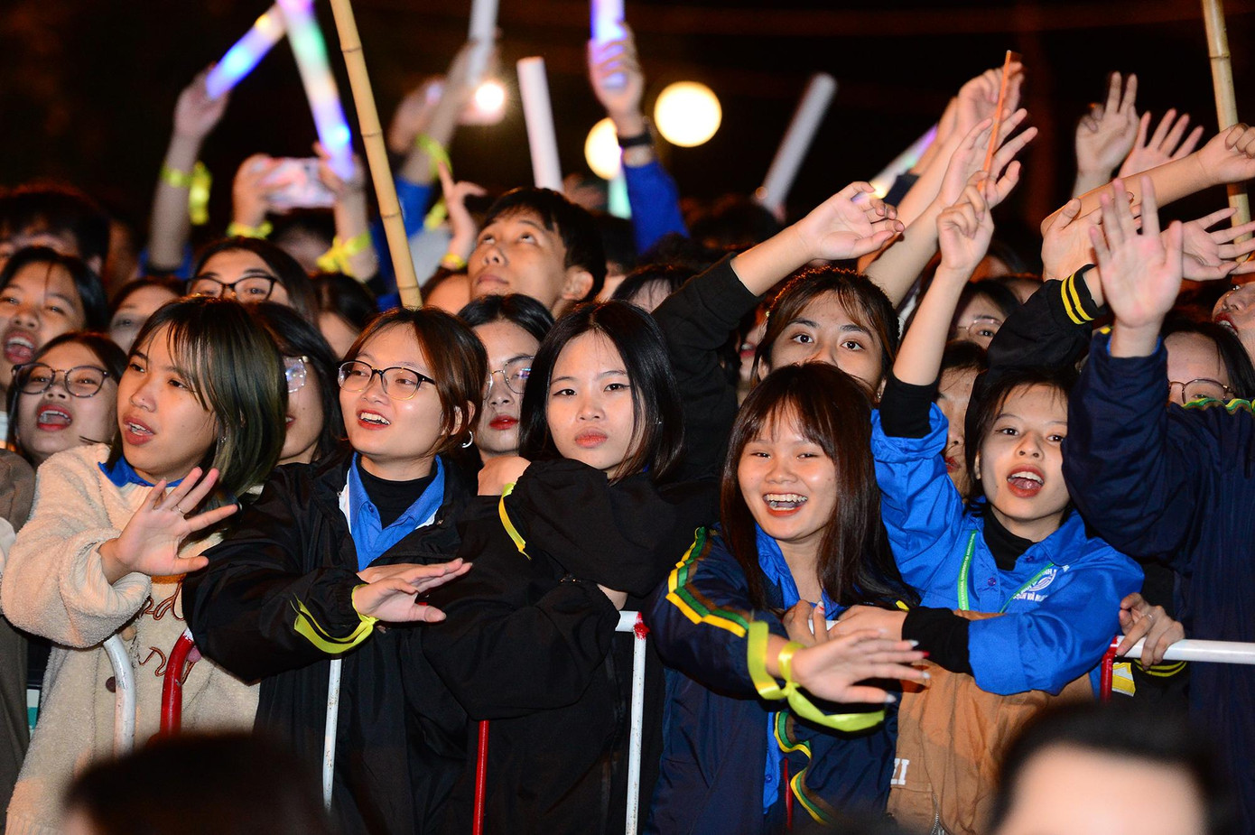 Đêm nhạc thu hút hàng nghìn sinh viên đến tham dự.