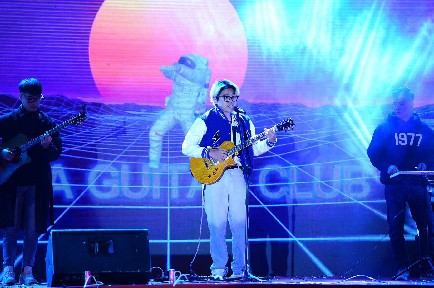 Mashup “Dạ vũ – Bên trên tầng lầu” (CLB Guitar).