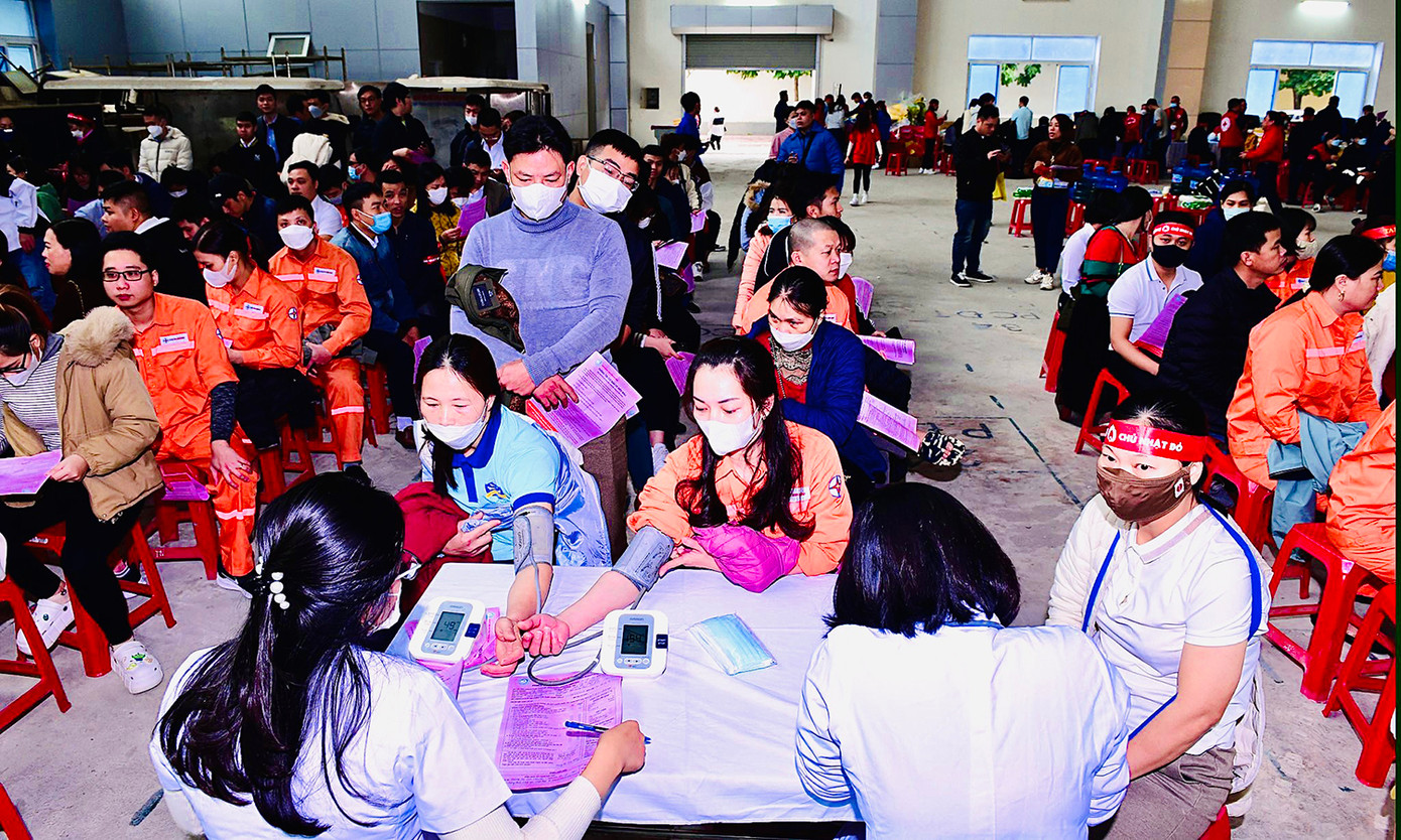 Rất nhiều người sẵn sàng chìa cánh tay của mình ra trong ngày Chủ nhật Đỏ. Rất nhiều người sẵn sàng chìa cánh tay của mình ra trong ngày Chủ nhật Đỏ.