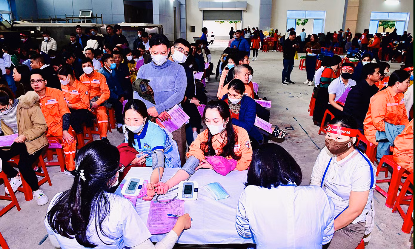 Rất nhiều người sẵn sàng chìa cánh tay của mình ra trong ngày Chủ nhật Đỏ. Rất nhiều người sẵn sàng chìa cánh tay của mình ra trong ngày Chủ nhật Đỏ.
