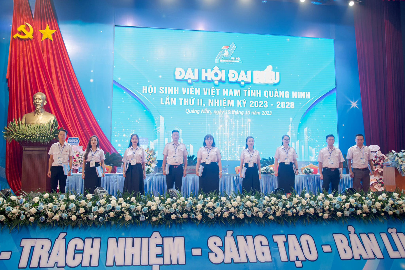 Đoàn Chủ tịch Đại hội.