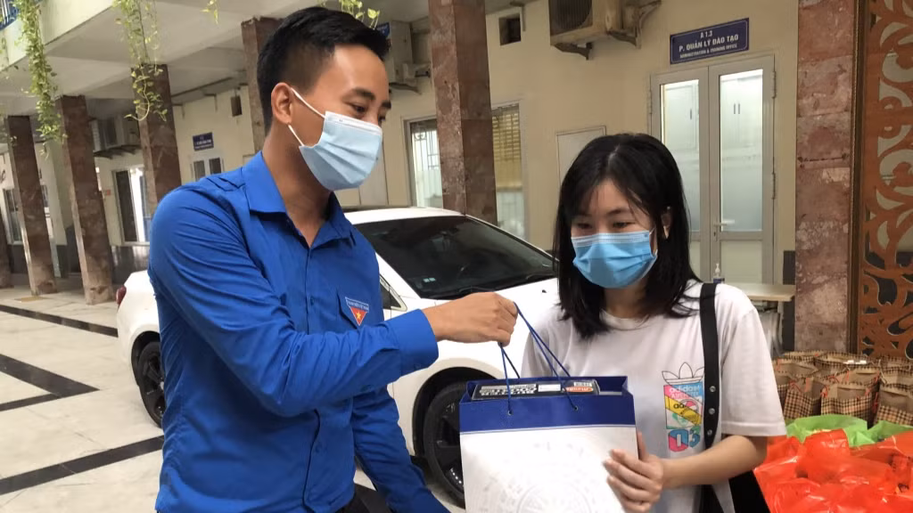 Đồng chí Nguyễn Đức Tiến, Ủy viên Ban chấp hành Trung ương Đoàn, Phó Bí thư Thường trực Thành đoàn, Chủ tịch Hội LHTN Việt Nam thành phố Hà Nội tặng quà tới sinh viên 