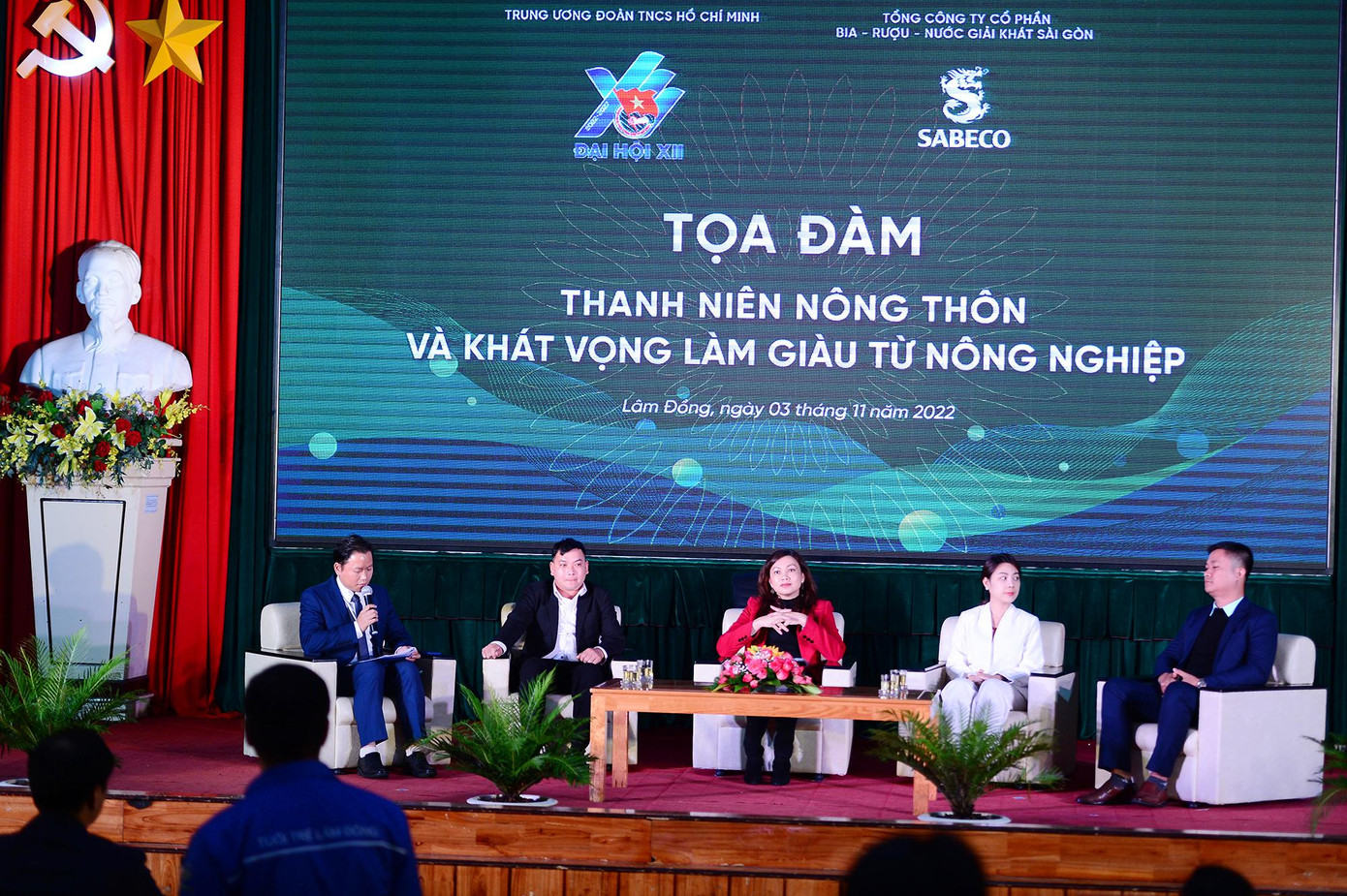 Các diễn giả trao đổi thông tin cho thanh niên. Các diễn giả trao đổi thông tin cho thanh niên.