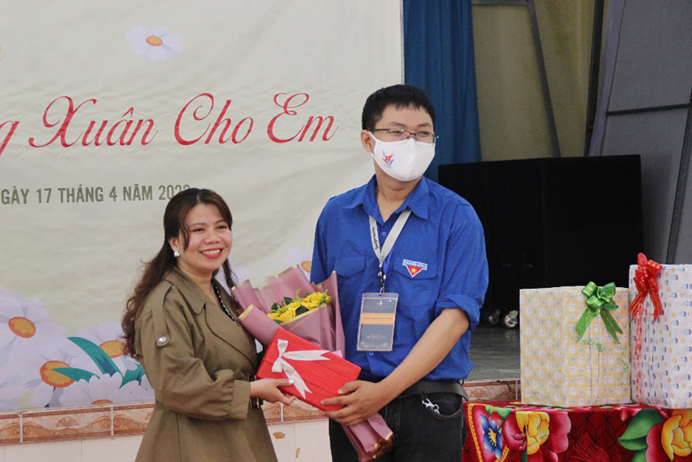 Phúc tham gia các hoạt động tình nguyện trong và ngoài nhà trường. Phúc tham gia các hoạt động tình nguyện trong và ngoài nhà trường.