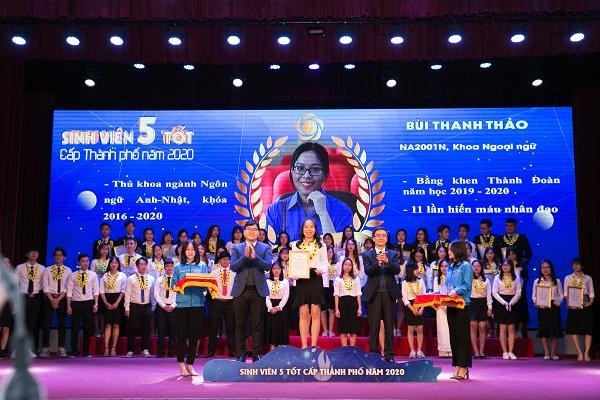 Nữ sinh Bùi Thanh Thảo nhận danh hiệu sinh viên tốt cấp thành phố năm 2020.