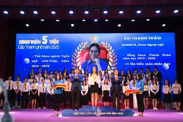 Nữ sinh Bùi Thanh Thảo nhận danh hiệu sinh viên tốt cấp thành phố năm 2020.