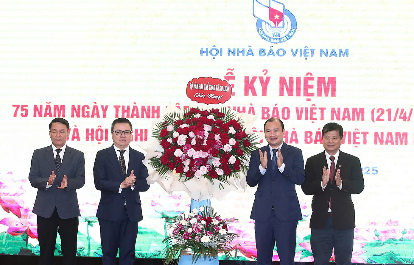 Lãnh đạo Ban Dân vận và Tuyên giáo T.Ư, lãnh đạo Bộ Văn hóa-Thể thao và Du lịch chúc mừng Hội Nhà báo Việt Nam kỷ niệm 75 năm thành lập. Lãnh đạo Ban Dân vận và Tuyên giáo T.Ư, lãnh đạo Bộ Văn hóa-Thể thao và Du lịch chúc mừng Hội Nhà báo Việt Nam kỷ niệm 75 năm thành lập.