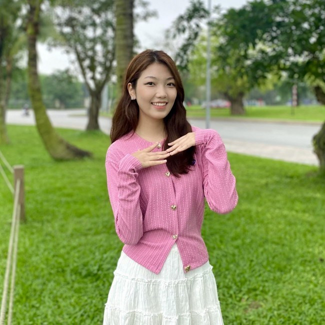 Đặng Quỳnh Phương (SN 2005, Hà Nội) là sinh viên năm thứ nhất, ngành Thú y, khoa Thú y, Học viện Nông nghiệp Việt Nam. Quỳnh Phương không chỉ là một Bí thư Chi đoàn năng động của lớp mà còn chăm chỉ và sở hữu thành tích học tập đáng ngưỡng mộ, điểm tích luỹ hệ 4 đã đạt 3.77/4.0.