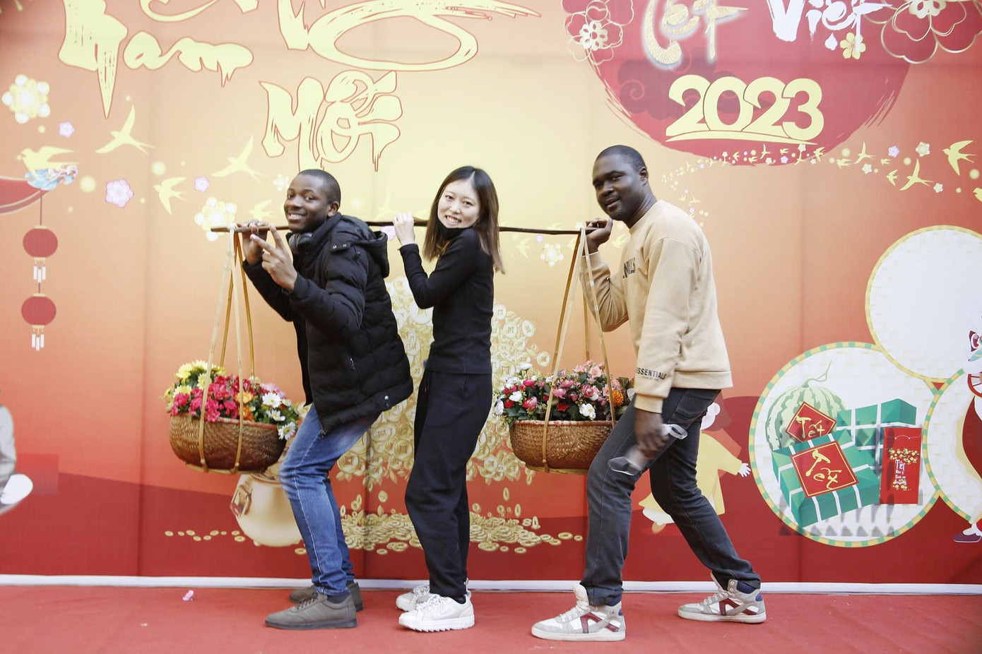 Các sinh viên quốc tế tham gia trải nghiệm văn hoá - ẩm thực Việt Nam trong dịp Tết Nguyên đán. Các sinh viên quốc tế tham gia trải nghiệm văn hoá - ẩm thực Việt Nam trong dịp Tết Nguyên đán.