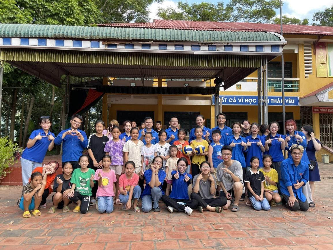 Đội sinh viên tình nguyện 'Mùa Hè Xanh' tại xã Mai Hạ, huyện Mai Châu, tỉnh Hoà Bình. Đội sinh viên tình nguyện 'Mùa Hè Xanh' tại xã Mai Hạ, huyện Mai Châu, tỉnh Hoà Bình.