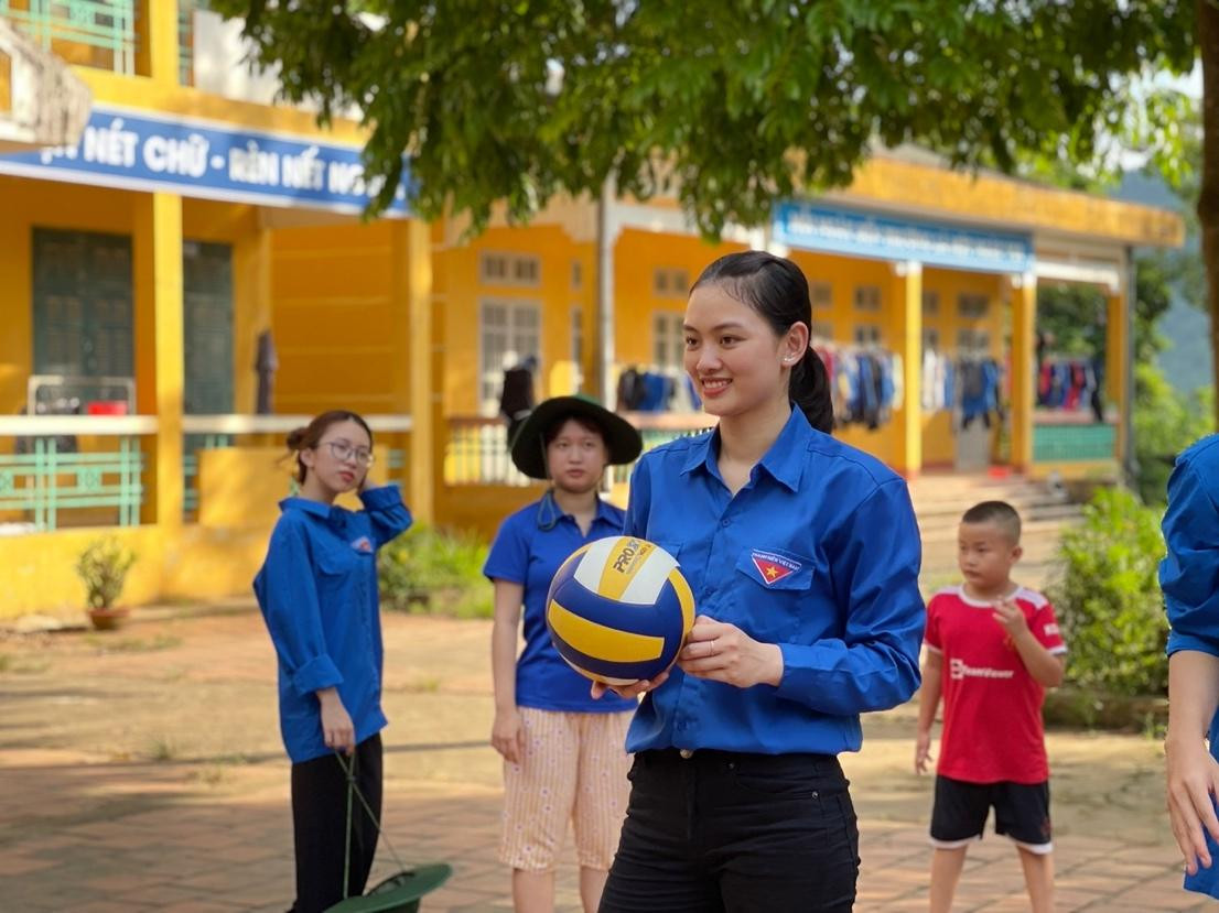 Hoa khôi bóng chuyền Thu Hoài dạy các em thiếu nhi làm quen với trái bóng chuyền. Hoa khôi bóng chuyền Thu Hoài dạy các em thiếu nhi làm quen với trái bóng chuyền.