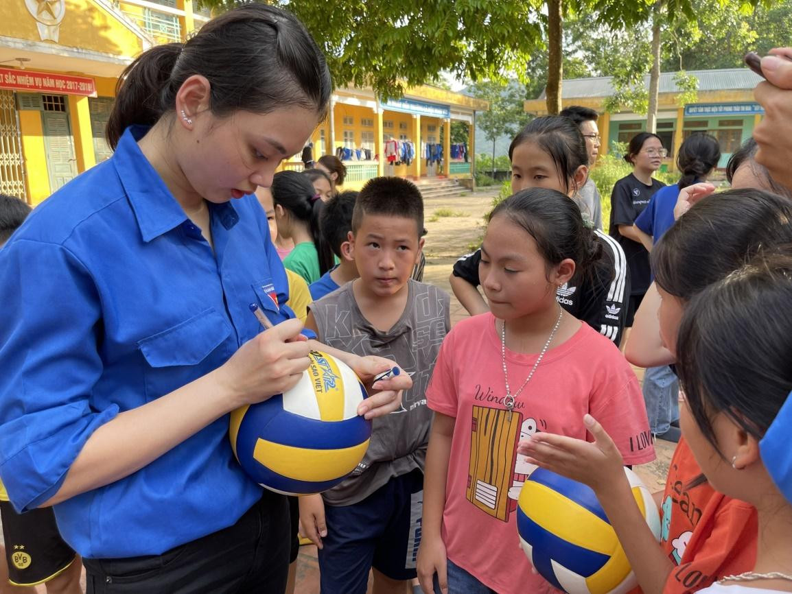 Thu Hoài kí tặng cho các em nhỏ tại xã Mai hạ, huyện Mai Châu, tỉnh Hoà Bình. Thu Hoài kí tặng cho các em nhỏ tại xã Mai hạ, huyện Mai Châu, tỉnh Hoà Bình.