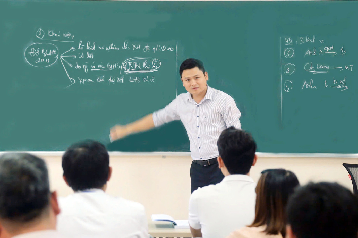 ThS Thiều Cẩm Sơn trên giảng đường. Ảnh: NVCC