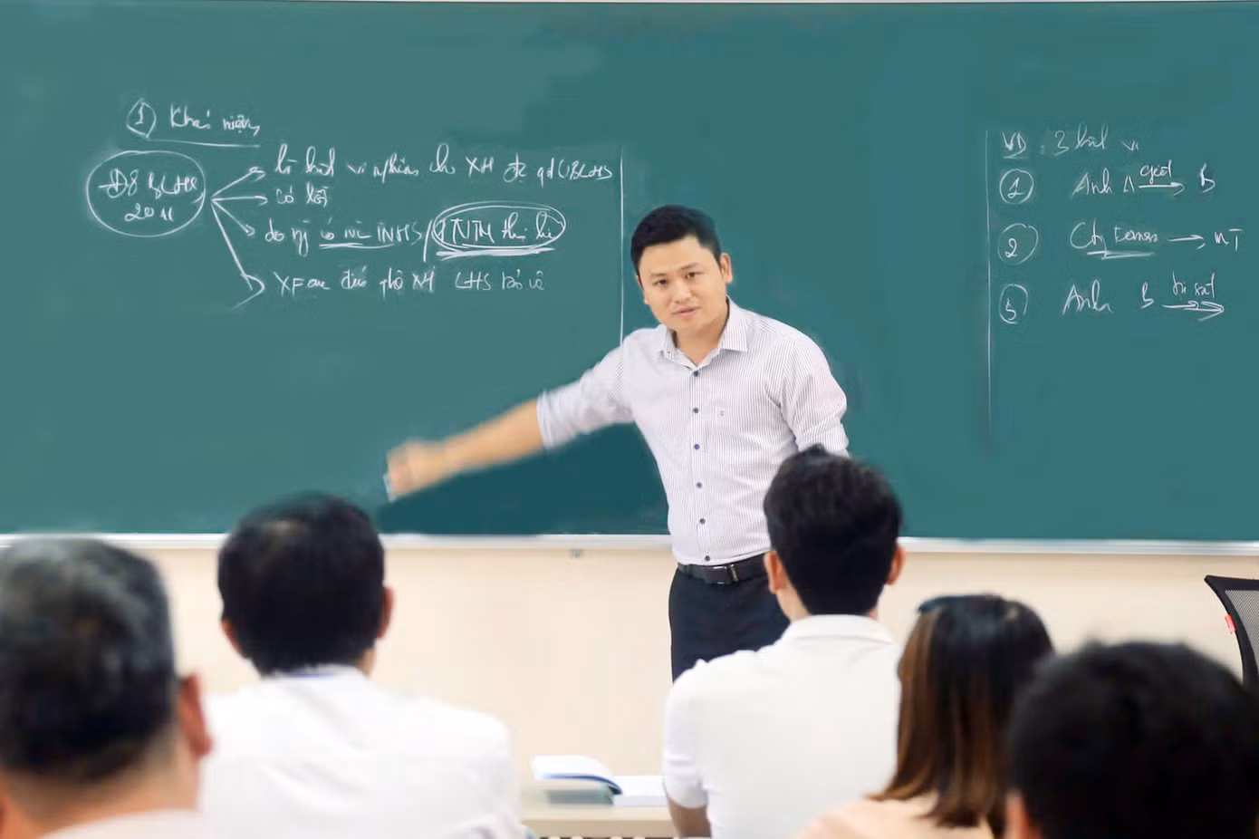 ThS Thiều Cẩm Sơn trên giảng đường. Ảnh: NVCC