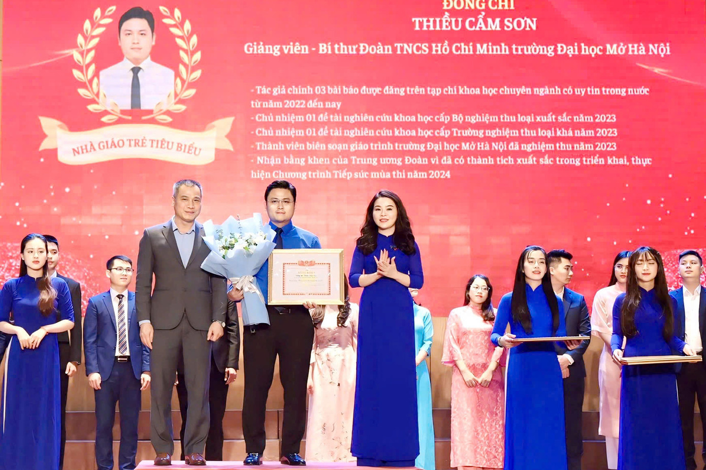 Ngoài công việc giảng dạy, thầy giáo trẻ còn tham gia nhiều hoạt động và đoạt Giải thưởng 'Nhà giáo trẻ tiêu biểu Thủ đô năm 2024'.