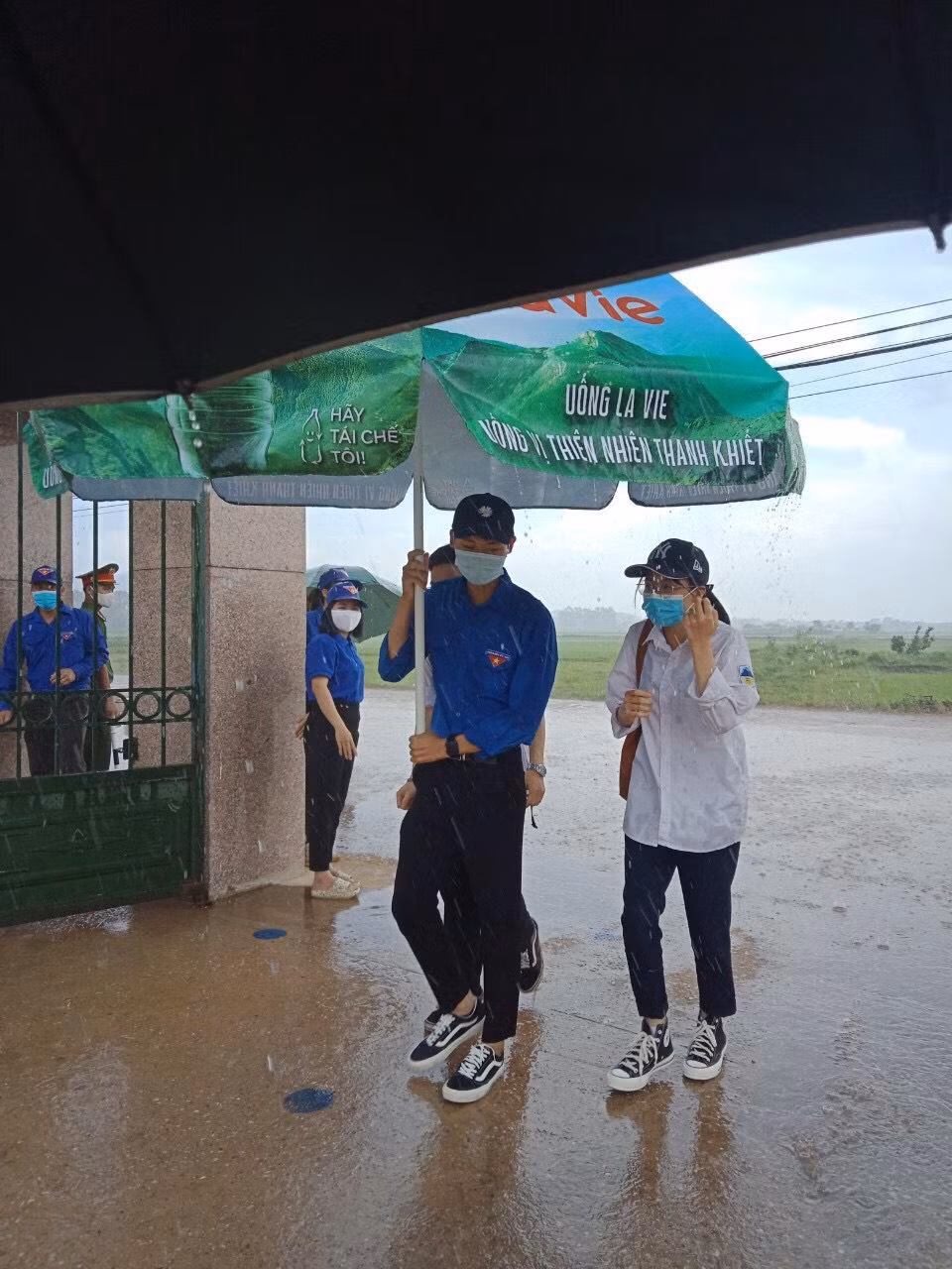 Với nỗ lực và tinh thần trách nhiệm cao độ, toàn thể các đơn vị cơ quan ban ngành, tổ chức cộng đồng và xã hội phối hợp chặt chẽ giúp các em học sinh lớp 12 hoàn thành cột mốc lớn của mình.