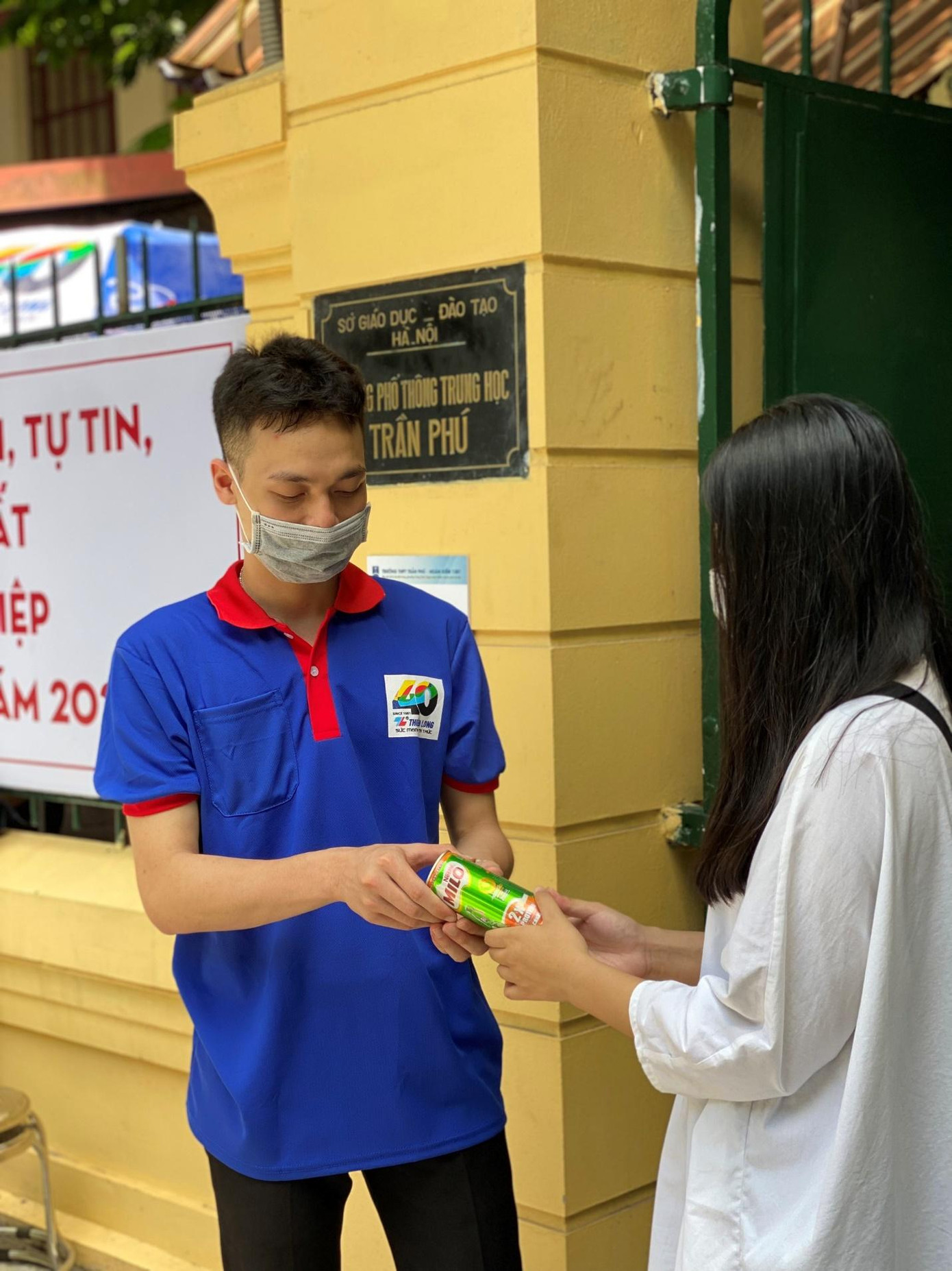 MILO Teen Bữa Sáng kết hợp từ sữa, lúa mạch cùng 3 loại ngũ cốc: yến mạch - lúa mì - gạo lứt, bổ sung protein, chất xơ, ít đường trong bao bì nắp vặn tiện lợi, tiếp năng lượng bừng buổi sáng cho giới trẻ chinh phục cột mốc vũ môn phía trước. MILO Teen Bữa Sáng kết hợp từ sữa, lúa mạch cùng 3 loại ngũ cốc: yến mạch - lúa mì - gạo lứt, bổ sung protein, chất xơ, ít đường trong bao bì nắp vặn tiện lợi, tiếp năng lượng bừng buổi sáng cho giới trẻ chinh phục cột mốc vũ môn phía trước.