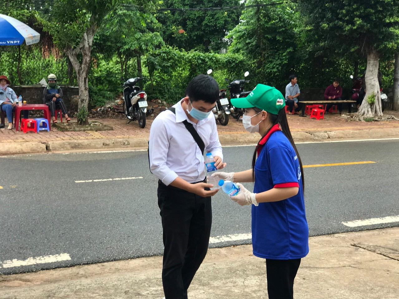 Bổ sung nước khoáng thiên nhiên cho cơ thể giúp các sĩ luôn tỉnh táo. Bổ sung nước khoáng thiên nhiên cho cơ thể giúp các sĩ luôn tỉnh táo.