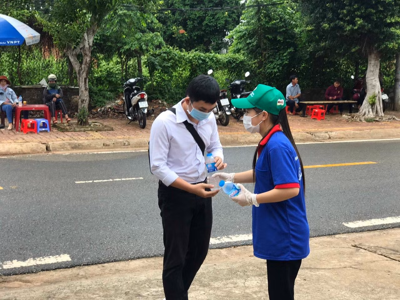 Bổ sung nước khoáng thiên nhiên cho cơ thể giúp các sĩ luôn tỉnh táo.