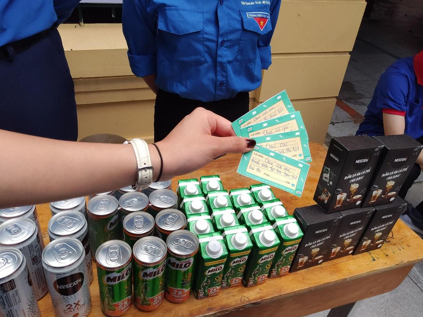 Lời chúc trao tay từ Nestlé MILO và các tình nguyện viên Tiếp Sức Mùa Thi nhằm tiếp thêm năng lượng bền bỉ cho các bạn học sinh vượt qua kỳ thi đầy cam go năm nay. Lời chúc trao tay từ Nestlé MILO và các tình nguyện viên Tiếp Sức Mùa Thi nhằm tiếp thêm năng lượng bền bỉ cho các bạn học sinh vượt qua kỳ thi đầy cam go năm nay.