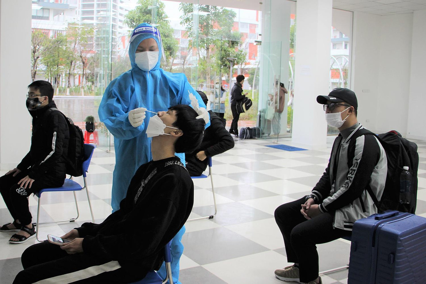 Mỗi sinh viên đều phải có giấy xét nghiệm COVID-19 âm tính còn hiệu lực khi vào trường.