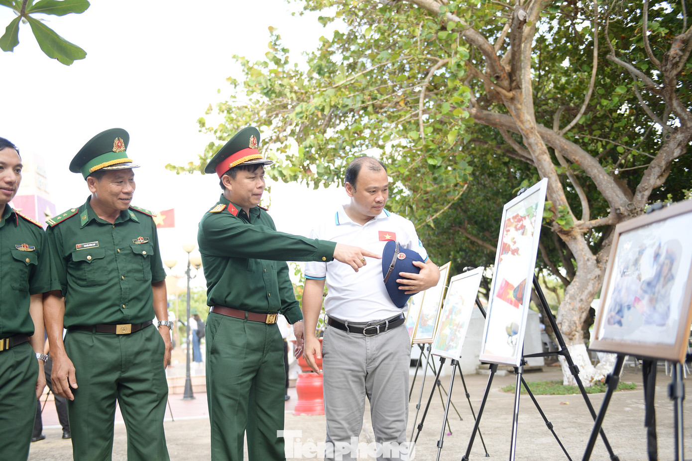 Ông Lê Hải Bình cùng các đại biểu tham quan triển lãm.