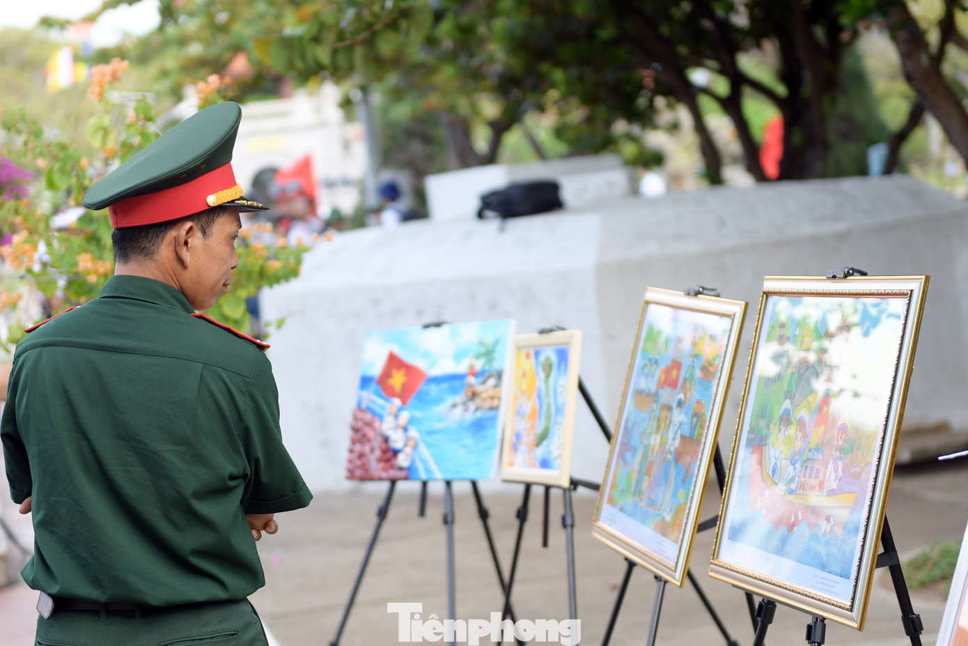 Triển lãm thu hút sự quan tâm của quân và dân cùng các đại biểu.