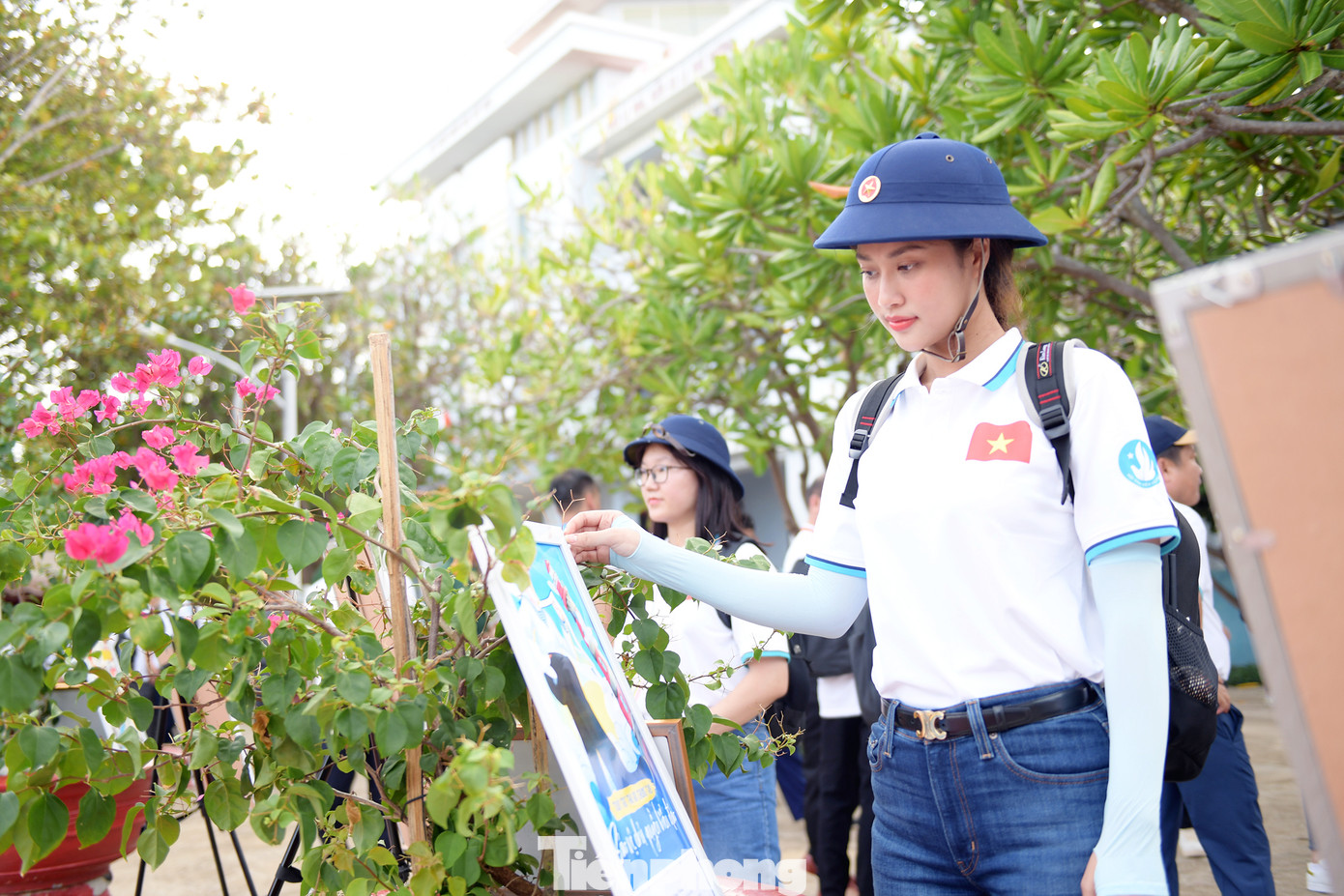 MC Khánh Vy và Hoa hậu Đoàn Thiên Ân hào hứng với các tác phẩm về biển, đảo Tổ quốc.