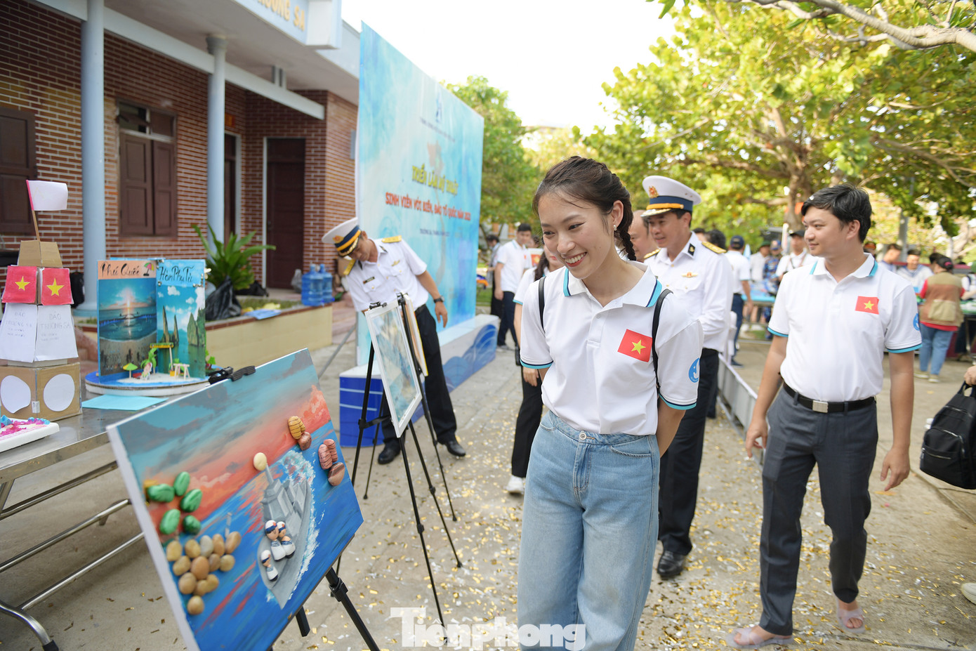 MC Khánh Vy và Hoa hậu Đoàn Thiên Ân hào hứng với các tác phẩm về biển, đảo Tổ quốc.