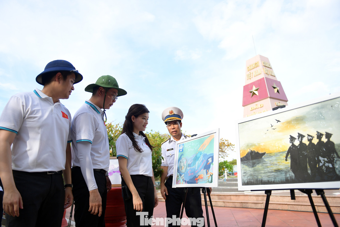 Triển lãm được trưng bày ngay tại cột mốc chủ quyền Đảo Trường Sa (Thị trấn Trường Sa, tỉnh Khánh Hòa).