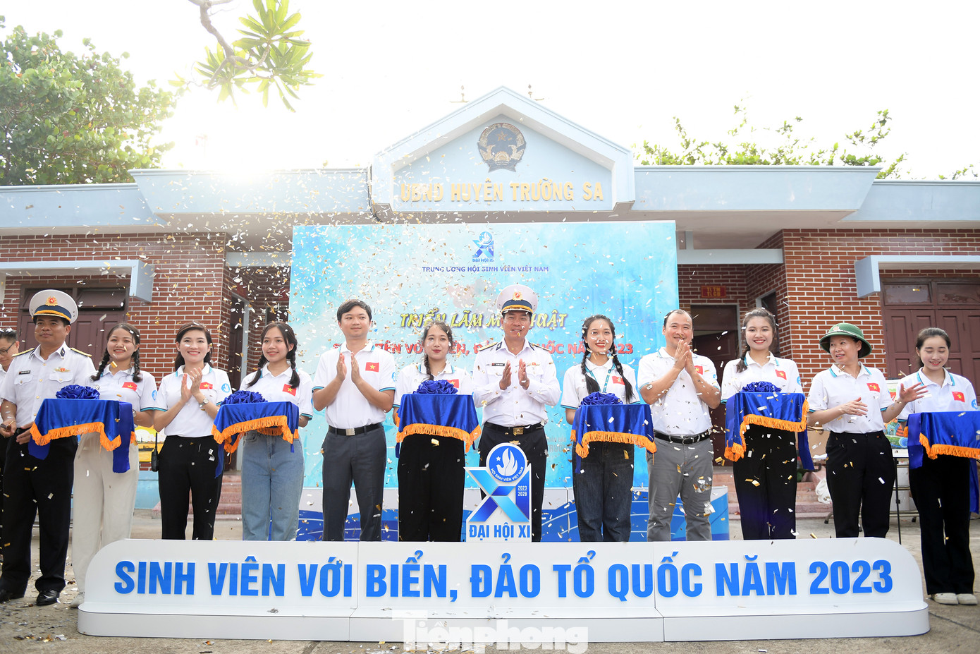 Cắt băng khai mạc Triển lãm mỹ thuật Sinh viên với biển, đảo Tổ quốc năm 2023.