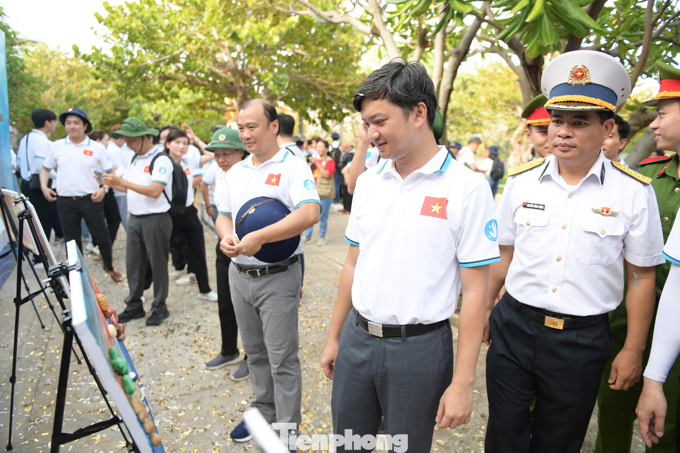 Ông Lê Hải Bình, Ủy viên dự khuyết T.Ư Đảng, Phó Trưởng ban Tuyên giáo T.Ư; anh Nguyễn Minh Triết, Bí thư T.Ư Đoàn, Chủ tịch T.Ư Hội SVVN; Đại tá Lê Hồng Quang – Phó Chủ nhiệm kỹ thuật Hải quân, trưởng đoàn công tác tham quan triển lãm.
