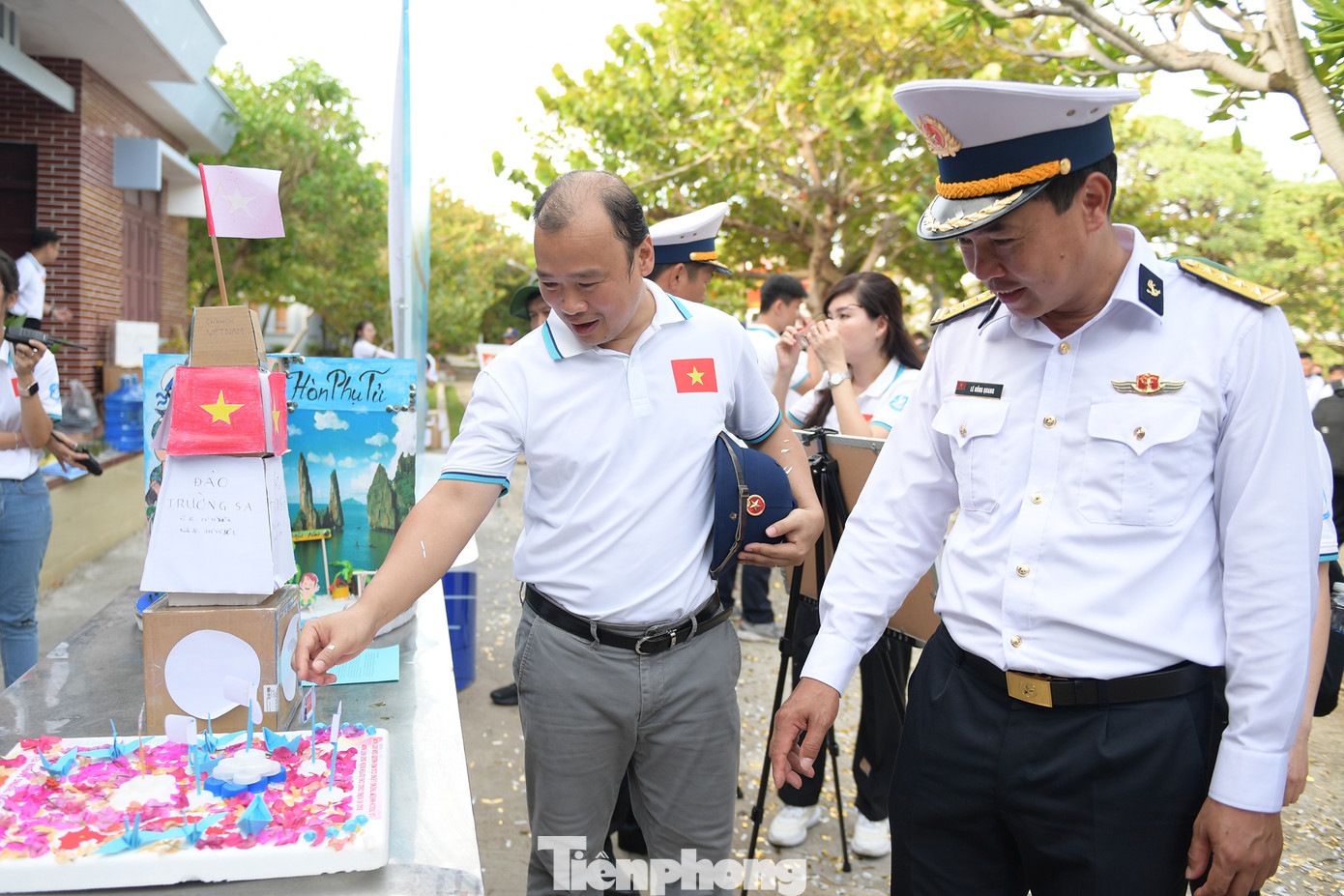Ông Lê Hải Bình, Ủy viên dự khuyết T.Ư Đảng, Phó Trưởng ban Tuyên giáo T.Ư; anh Nguyễn Minh Triết, Bí thư T.Ư Đoàn, Chủ tịch T.Ư Hội SVVN; Đại tá Lê Hồng Quang – Phó Chủ nhiệm kỹ thuật Hải quân, trưởng đoàn công tác tham quan triển lãm.