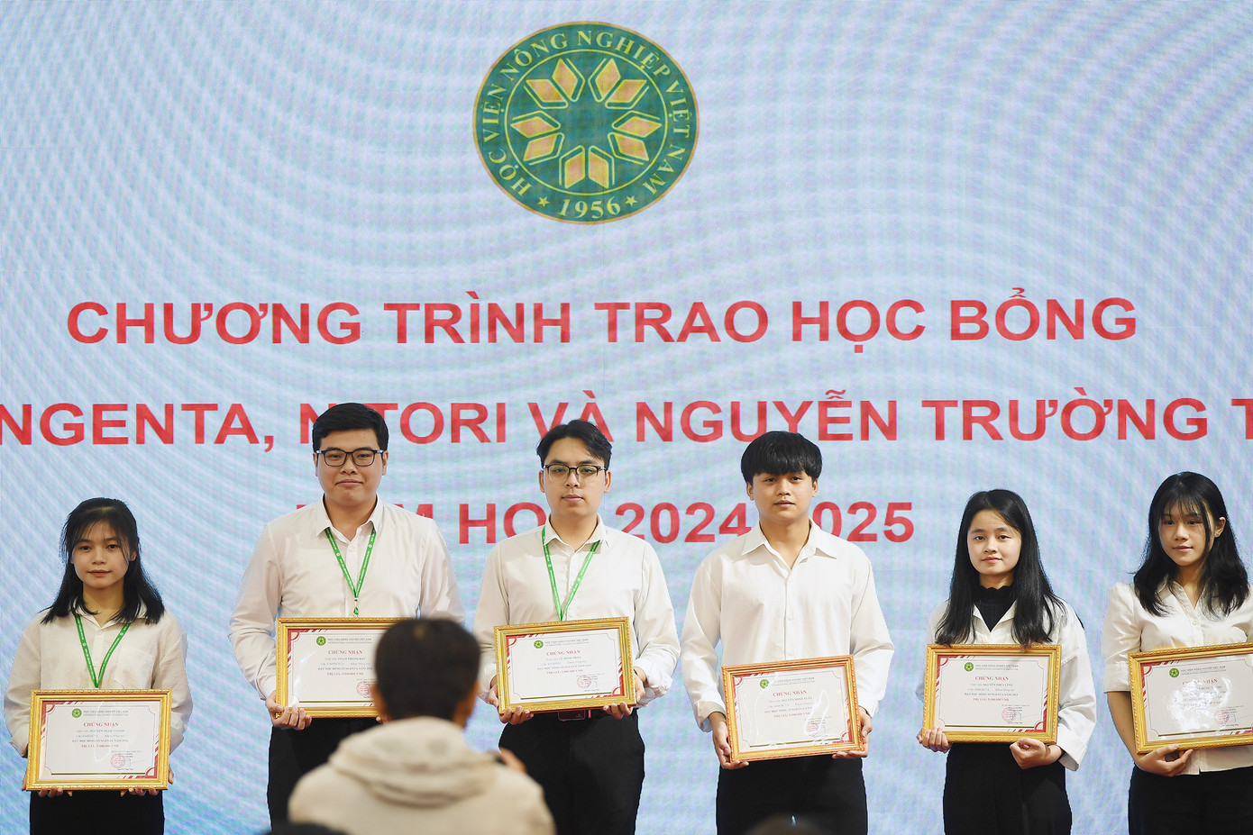 Sinh viên Học viện Nông nghiệp Việt Nam nhận học bổng năm học 2024 - 2025.