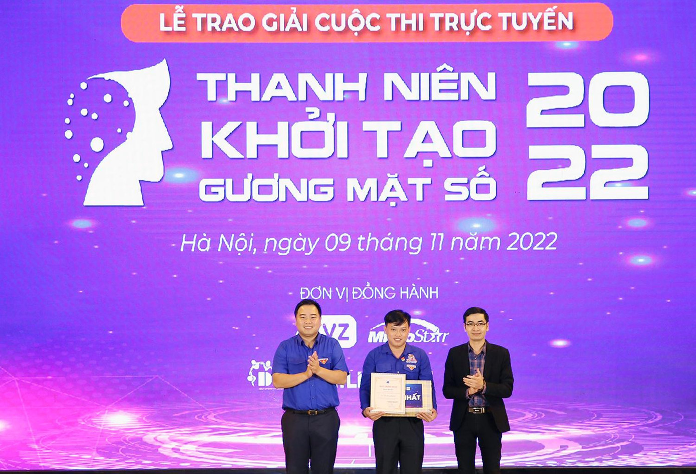 Đại diện Ban Tổ chức cuộc thi trao giải Nhất cho thí sinh.
