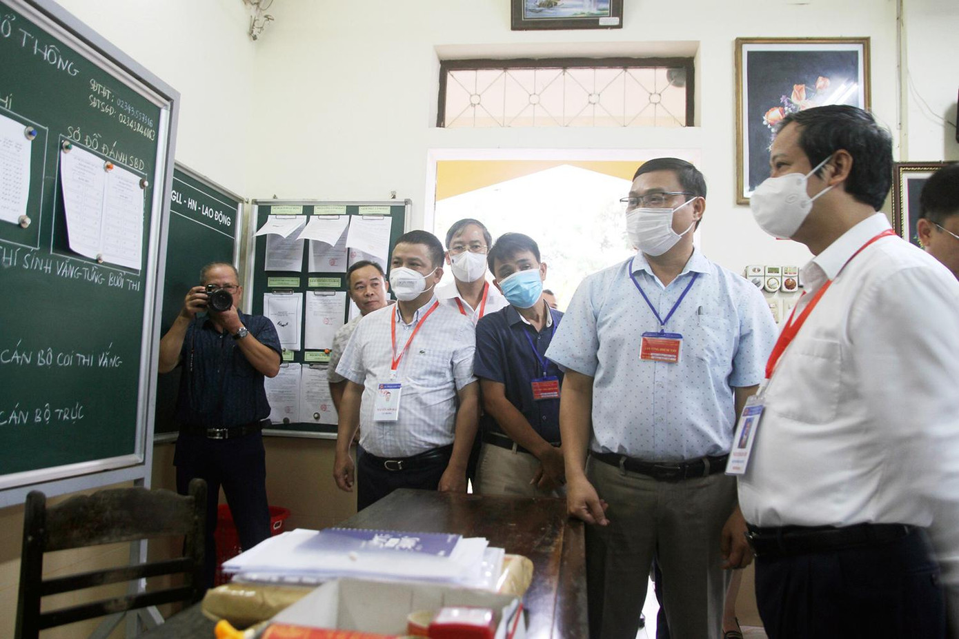 Bộ trưởng kiểm tra công tác coi thi. Bộ trưởng kiểm tra công tác coi thi.