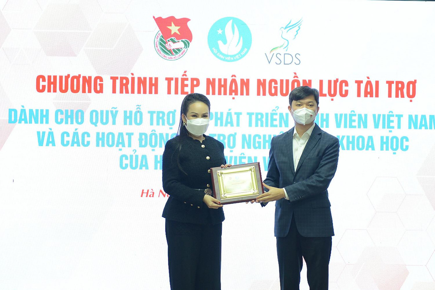 Hội Sinh viên Việt Nam tiếp nhận 20 tỷ đồng từ bà Lê Nữ Thùy Dương.