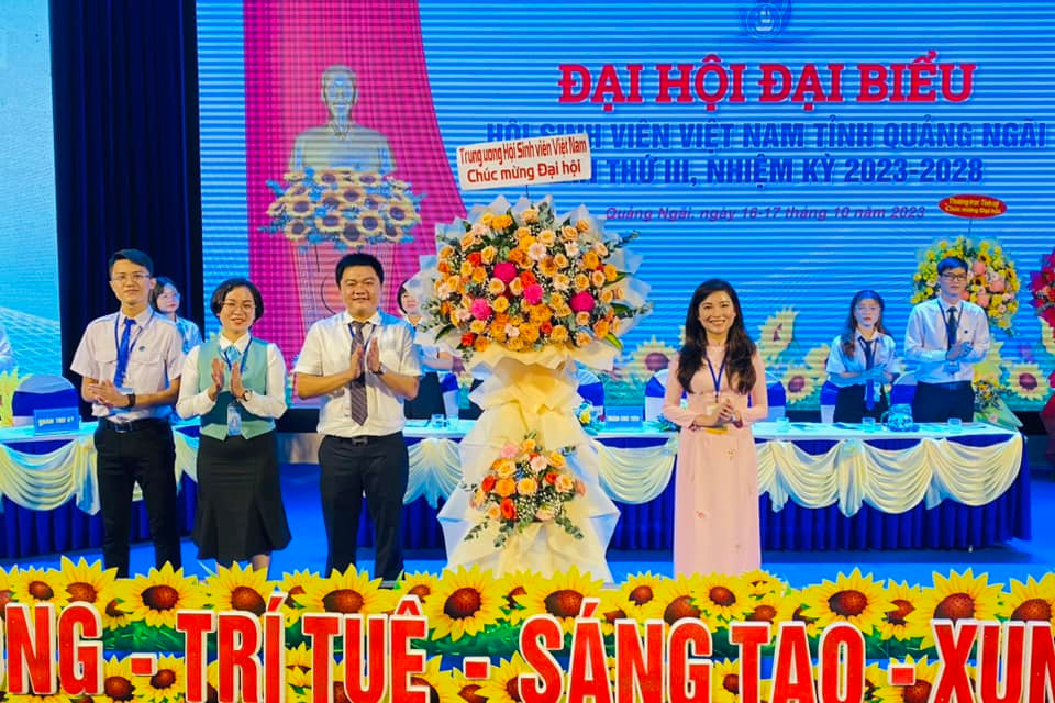 Thường trực T. Ư Hội Sinh viên Việt Nam tặng lẵng hoa chúc mừng Đại hội.