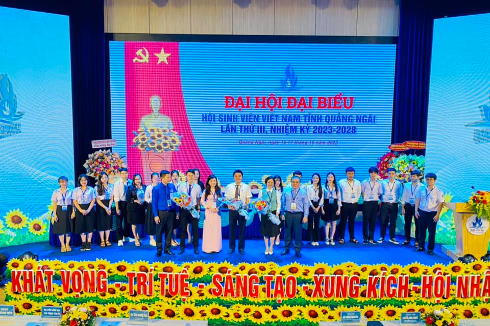 Ban Chấp hành Hội Sinh viên tỉnh Quảng Ngãi ra mắt Đại hội.
