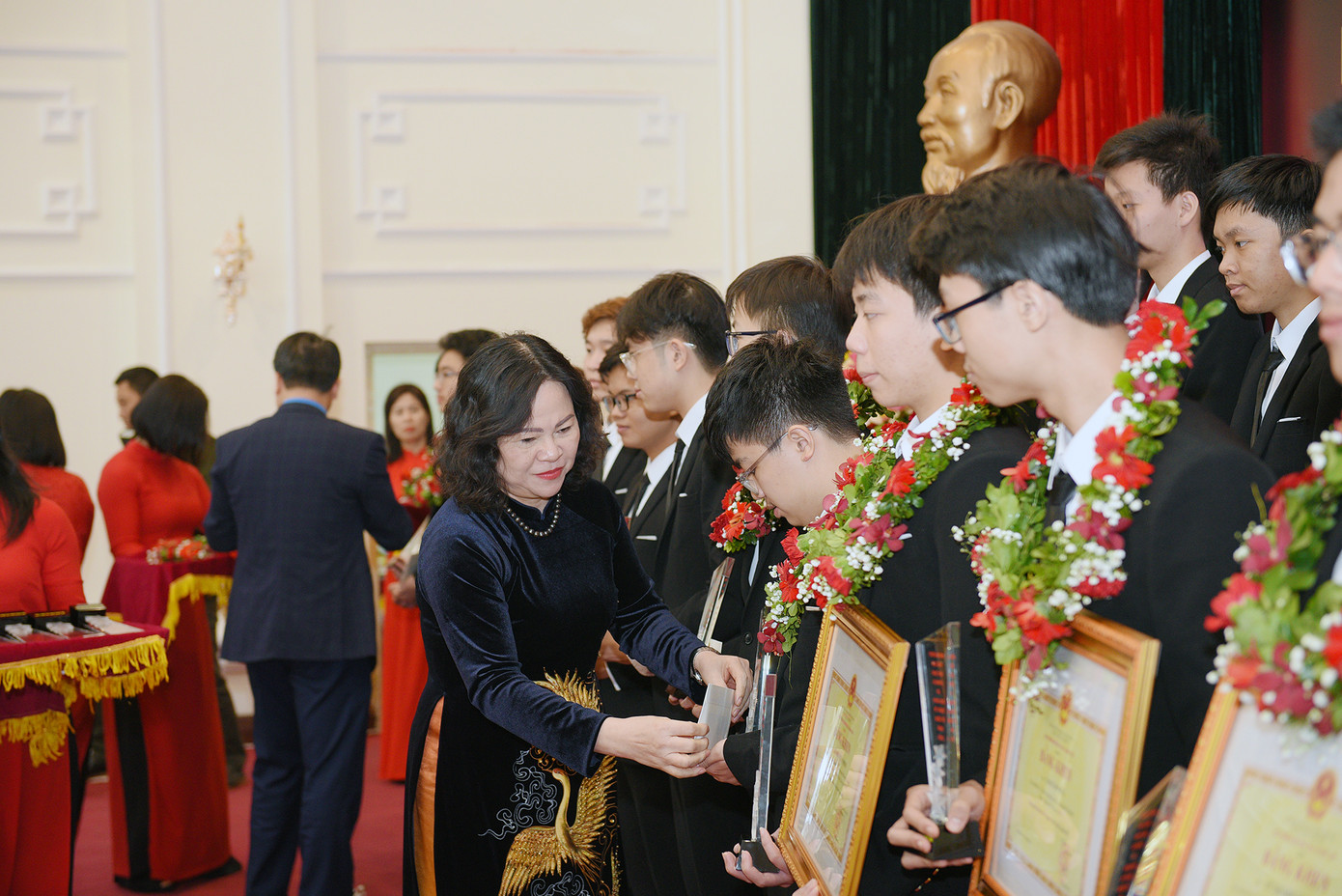 Thứ trưởng Bộ GD - ĐT Ngô Thị Minh trao thưởng cho các em học sinh. Thứ trưởng Bộ GD - ĐT Ngô Thị Minh trao thưởng cho các em học sinh.