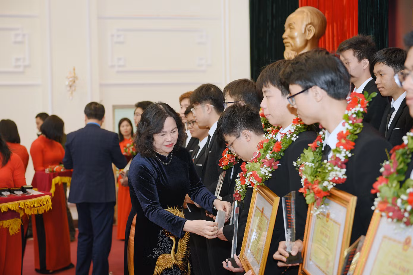Thứ trưởng Bộ GD - ĐT Ngô Thị Minh trao thưởng cho các em học sinh.