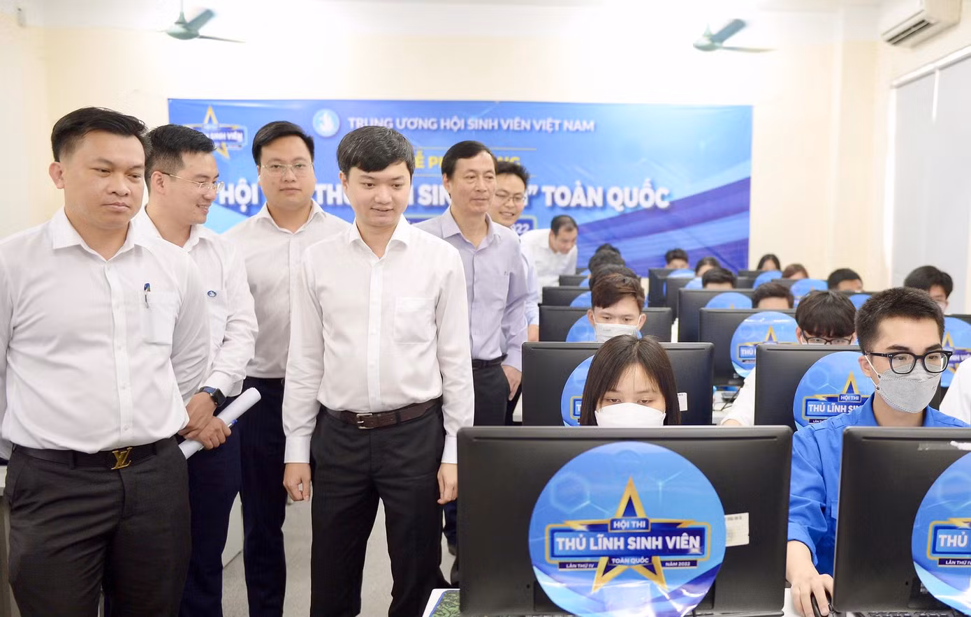 Bí thư T.Ư Đoàn Nguyễn Minh Triết động viên sinh viên tham dự Hội thi "Thủ lĩnh sinh viên". Bí thư T.Ư Đoàn Nguyễn Minh Triết động viên sinh viên tham dự Hội thi "Thủ lĩnh sinh viên".