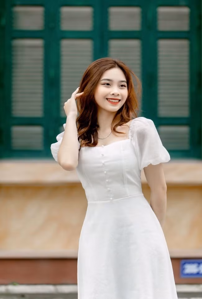 Với vẻ ngoài năng động, tự tin cùng nụ cười rạng rỡ, tỏa sáng trên sân khấu, Nguyễn Thị Thanh Chuyên, lớp K66KEKTD, Khoa Kế toán và Quản trị kinh doanh, Học viện Nông nghiệp Việt Nam đã xuất sắc lọt vào Chung kết Cuộc thi 'Hoa khôi VNUA 2024'.