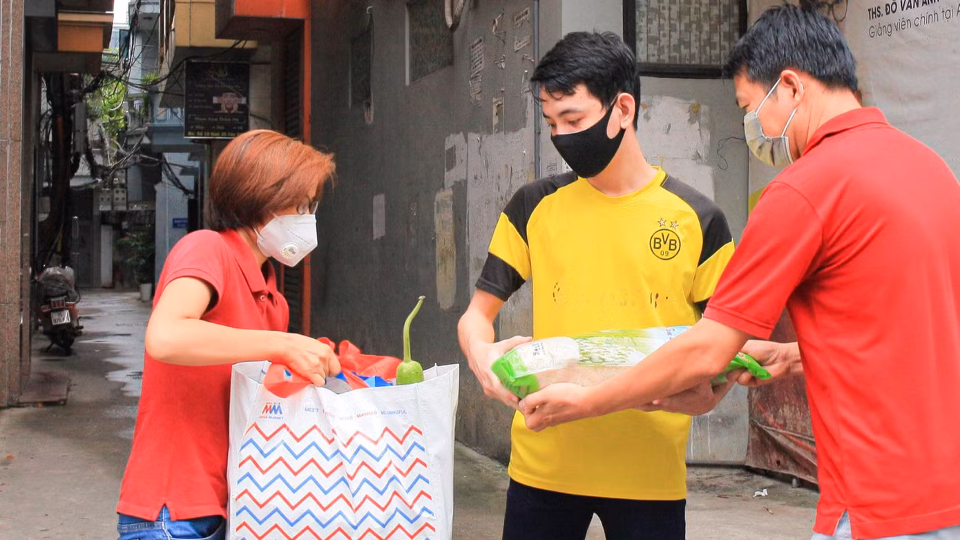 Các thầy, cô giáo trực tiếp đến động viên, tặng quà cho các em sinh viên.