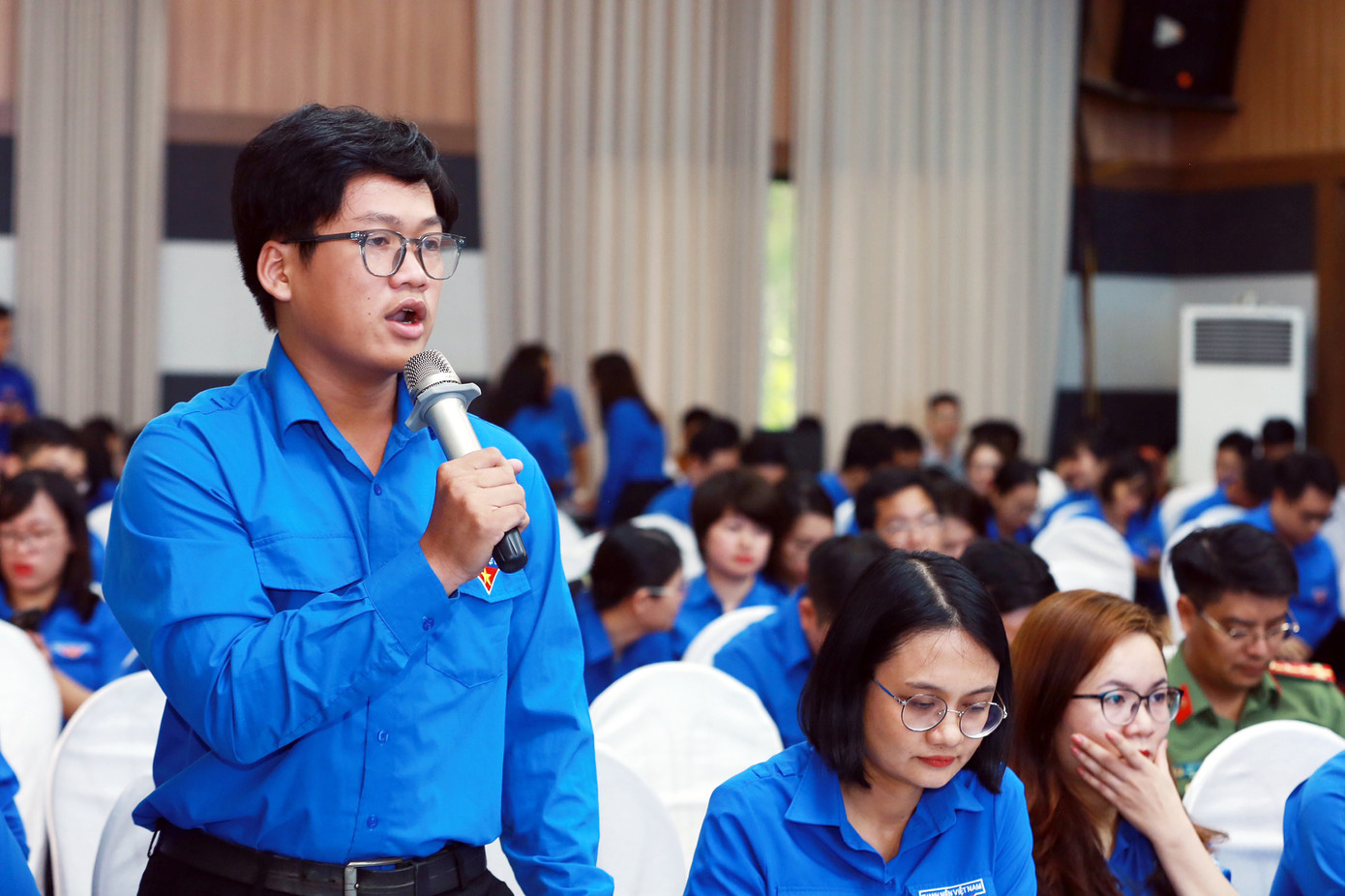 Các đại biểu tham luận tại Hội nghị.