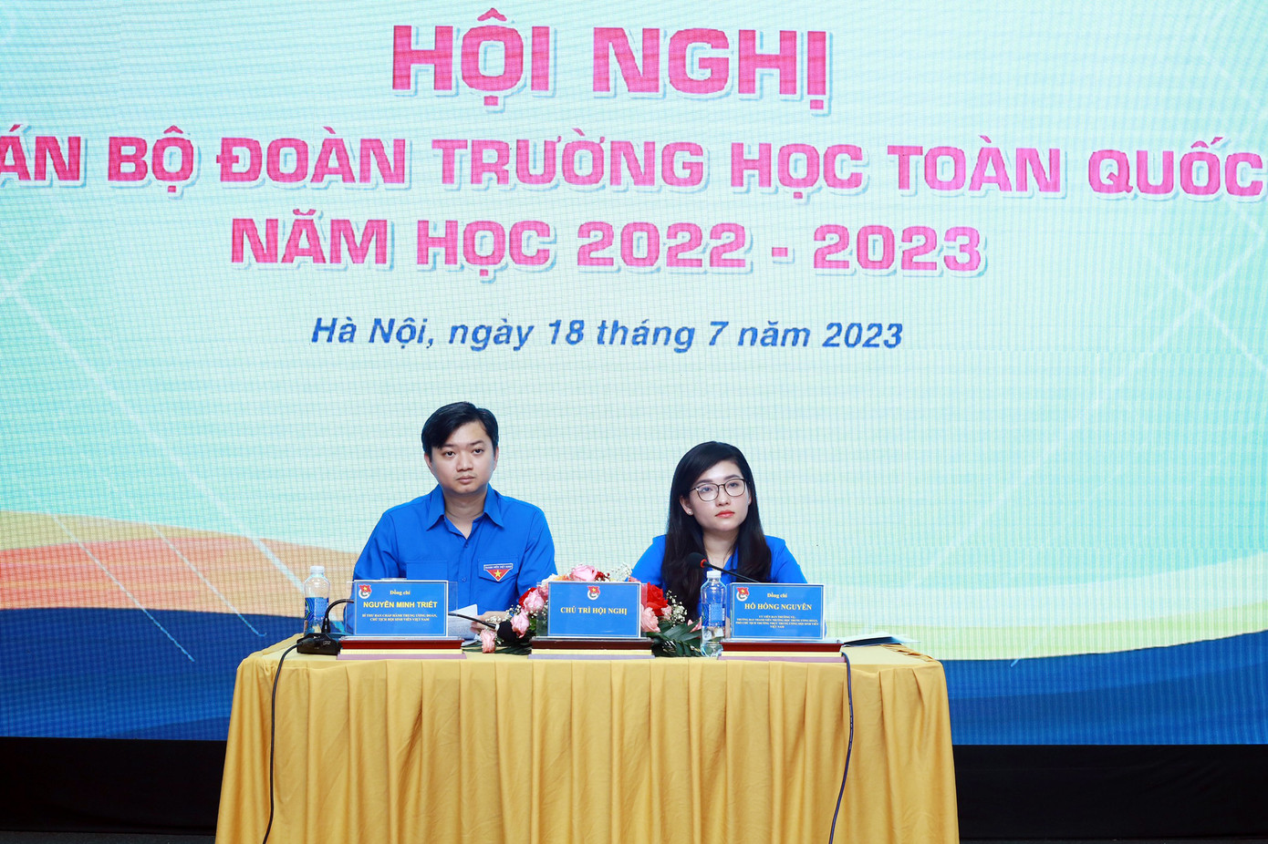 Chủ trì Hội nghị, có anh Nguyễn Minh Triết - Bí thư T.Ư Đoàn, Chủ tịch T.Ư Hội Sinh viên Việt Nam; chị Hồ Hồng Nguyên, Trưởng Ban Thanh niên trường học T.Ư Đoàn, Phó Chủ tịch thường trực T.Ư Hội Sinh viên Việt Nam.