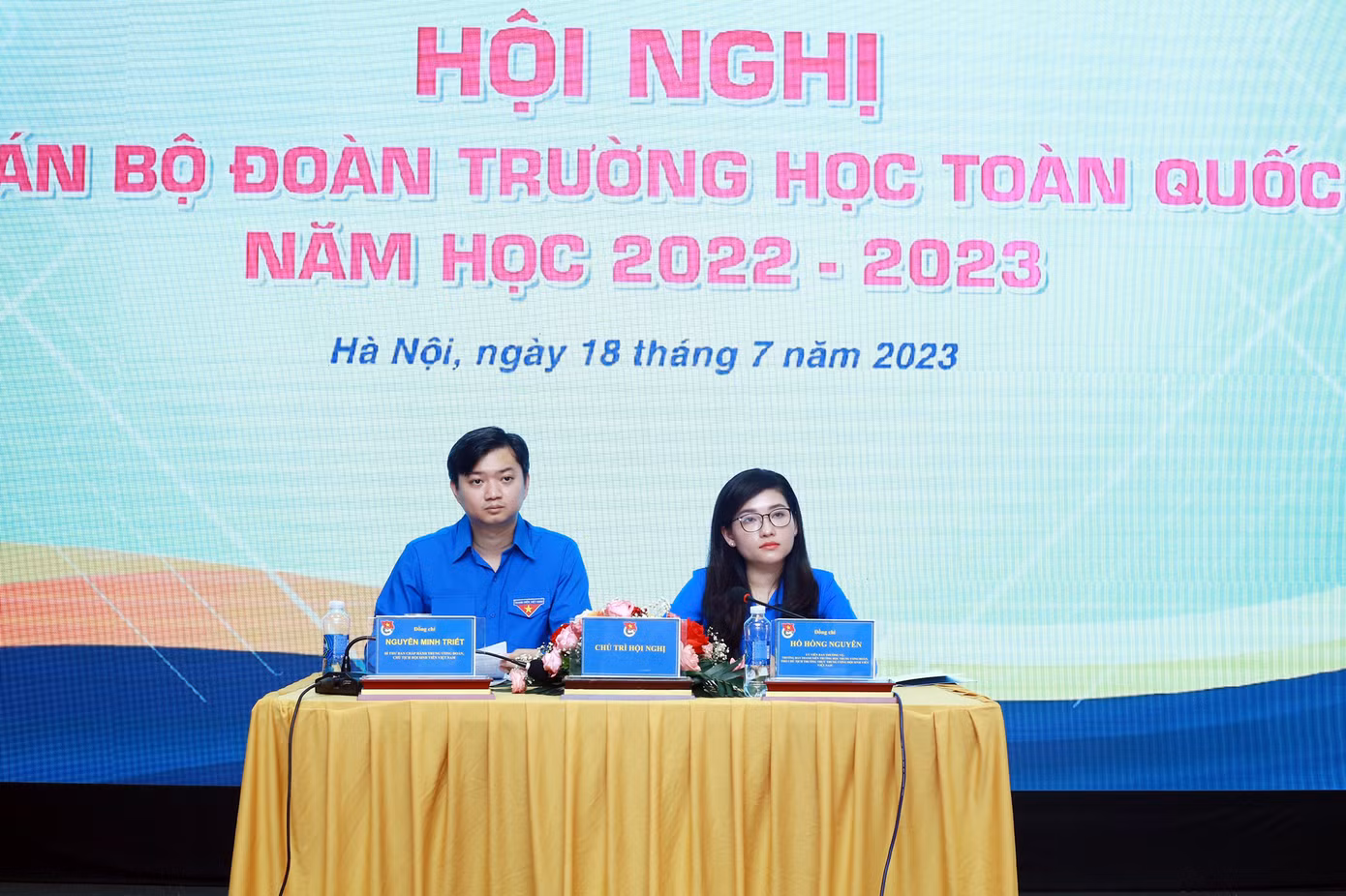 Chủ trì Hội nghị, có anh Nguyễn Minh Triết - Bí thư T.Ư Đoàn, Chủ tịch T.Ư Hội Sinh viên Việt Nam; chị Hồ Hồng Nguyên, Trưởng Ban Thanh niên trường học T.Ư Đoàn, Phó Chủ tịch thường trực T.Ư Hội Sinh viên Việt Nam. Chủ trì Hội nghị, có anh Nguyễn Minh Triết - Bí thư T.Ư Đoàn, Chủ tịch T.Ư Hội Sinh viên Việt Nam; chị Hồ Hồng Nguyên, Trưởng Ban Thanh niên trường học T.Ư Đoàn, Phó Chủ tịch thường trực T.Ư Hội Sinh viên Việt Nam.